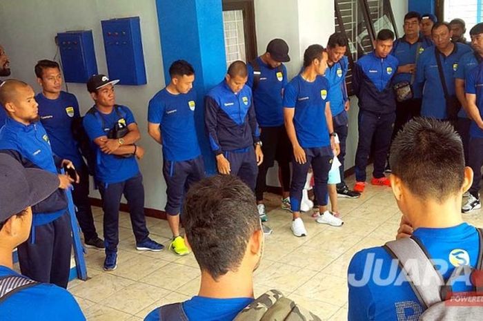Pemain, pelatih, serta ofisial Persib Bandung berkumpul di mes ‎Persib, Jalan Ahmad Yani, Kota Bandung, Sabtu (3/6/2017), sebelum bertolak ke Bekasi. 