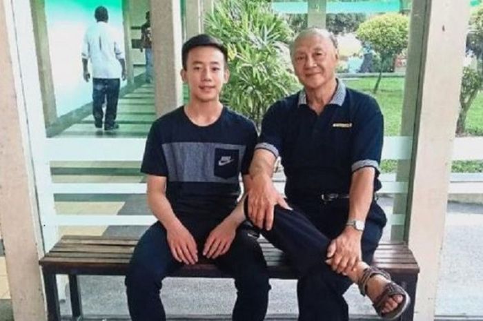 Pebulu tangkis berdarah Malaysia, Thomas Ng (kiri), berpose dengan kakeknya, Datuk Builly Ng saat berkunjung ke Kuala Lumpur.