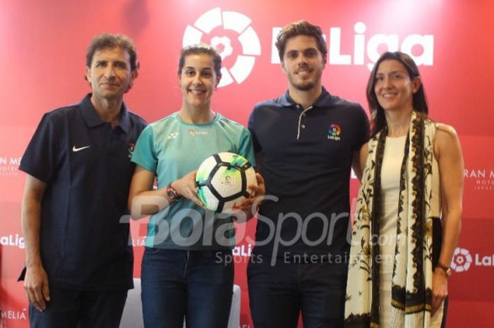 Pelatih Timnas U-23 Indonesia, Luis Milla (paling kiri), bersama pebulutangkis putri asal Spanyol, Carolina Marin, dalam acara La Liga di Hotel Gran Melia, Jakarta, Senin (2/7/2018).