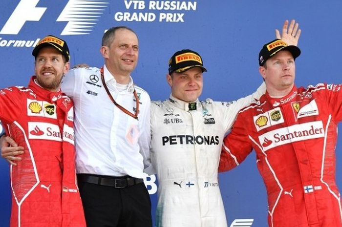 Pebalap Mercedes, Valtteri Bottas (kedua dari kanan), melakukan selebrasi bersama dua pebalap Ferrari, Sebastian Vettel (pertama dari kiri) dan Kimi Raikkonen (pertama dari kanan) seusai balapan GP Rusia di Sochi Autodrom, Rusia, Minggu (30/4/2017).
