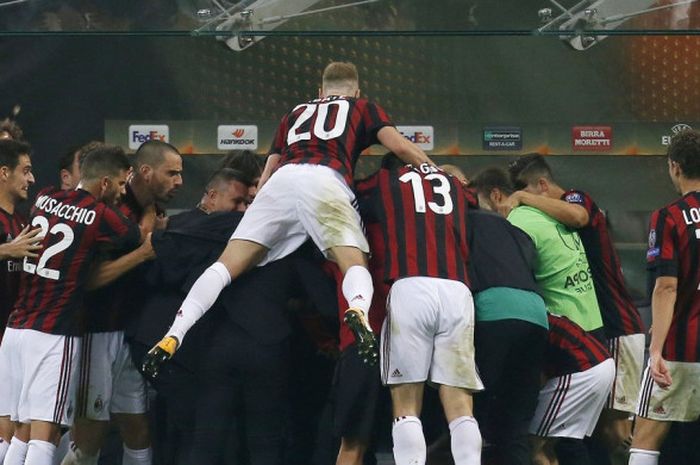 Para pemain AC Milan merayakan gol Patrick Cutrone dengan memeluk pelatih Vincenzo Montella dalam laga Grup D Liga Europa kontra HNK Rijeka di Stadion San Siro, Milan, Italia, pada 28 September 2017.