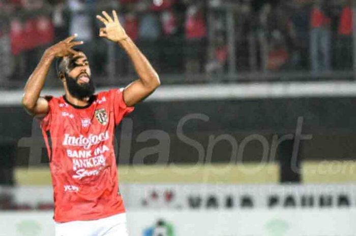 Selebrasi penyerang Bali United, Sylvano Comvalius seusai membobol gawang Arema FC pada pertandingan Liga 1 di Stadion Kapten I Wayan Dipta,  Minggu (8/10/2017). 