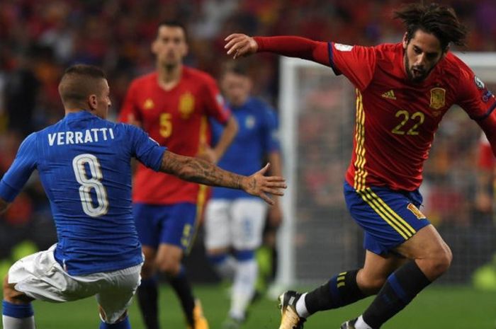 Isco (kanan) menggiring bola saat timnas Spanyol mengalahkan Italia pada laga Grup G Kualifikasi Piala Dunia 2018 zona Eropa di Stadion Santiago Bernabeu, Sabtu (2/8/2017).