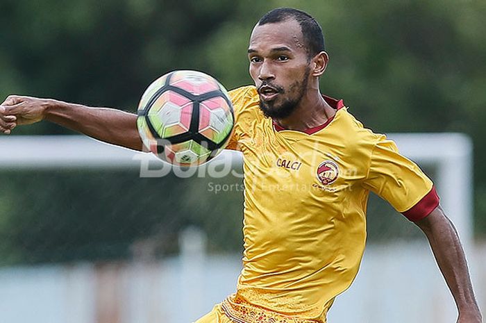 Aksi gelandang Sriwijaya FC, Muhammad Nur Iskandar, saat tampil dalam laga uji coba melawan Cilegon 