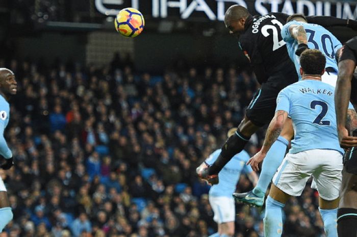 Aksi bek West Ham United, Angelo Ogbonna (tengah), saat menyundul bola yang berbuah gol ke gawang Manchester City dalam laga Liga Inggris 2017-2018 di Stadion Etihad, Manchester, Inggris, pada Minggu (3/12/2017).