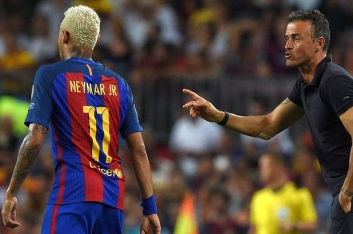 Pelatih FC Barcelona, Luis Enrique (kanan), memberikan instruksi kepada Neymar dalam pertandingan Liga Champions kontra Celtic di Camp Nou, Barcelona, Spanyol, 13 September 2016.