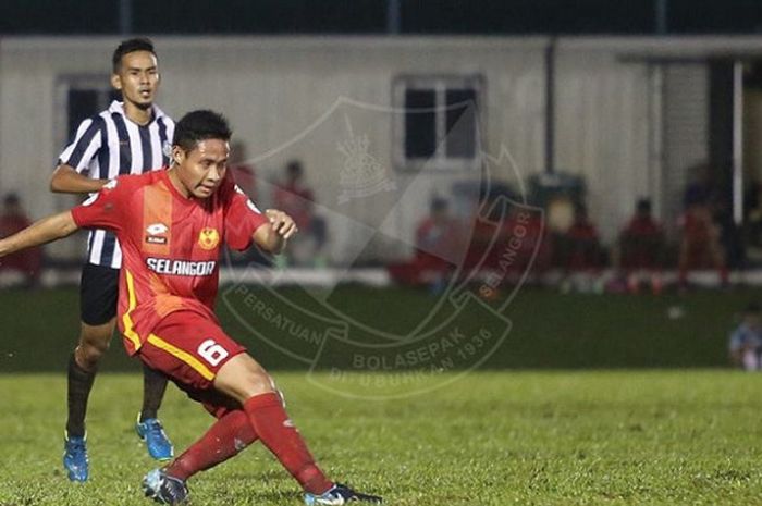 Gelandang Selangor FA Evan Dimas beraksi dalam uji coba kontra TFC II di Padang Sime Darby, Bukit Jelutong, Rabu (10/1/2018) malam.