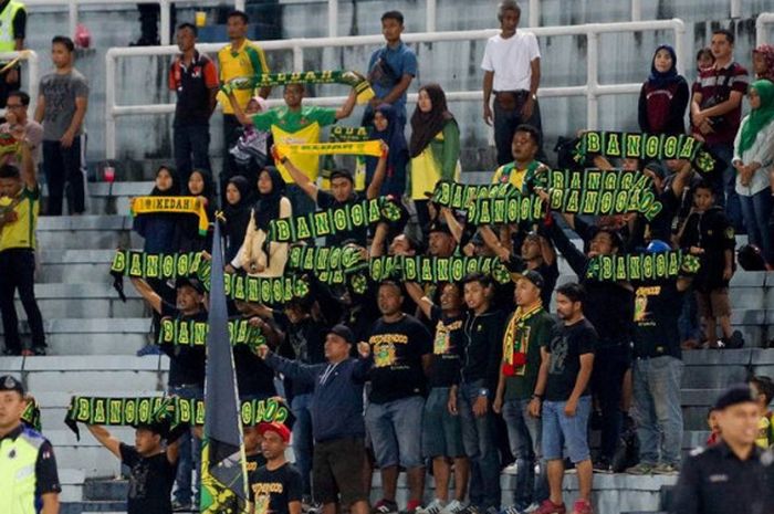 Suporter setia Kedah FA memberikan dukungan ke tim idolanya saat dijamu Pahang FA pada ada laga Liga Super Malaysia 2018 di Stadion Darul Makmur, 5 Mei 2018. 