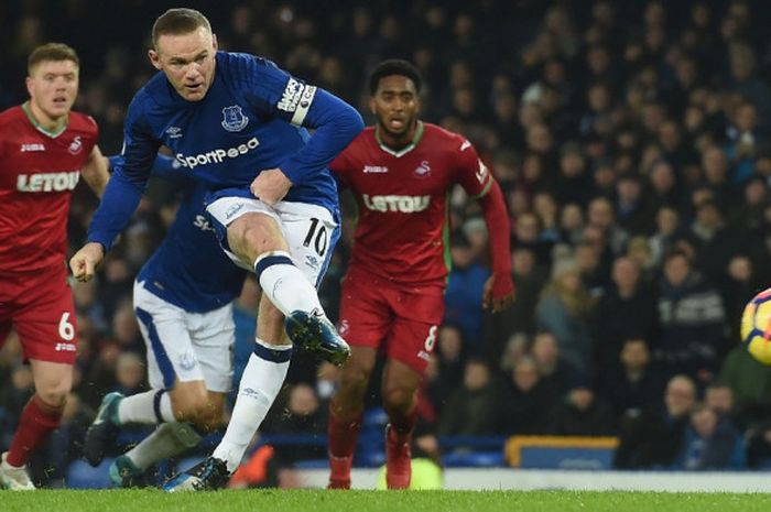 Striker Everton, Wayne Rooney, mengeksekusi tendangan penalti pada laga lanjutan Liga Inggris melawan Swansea City di Goodison Park, Senin (18/12/2017) waktu setempat