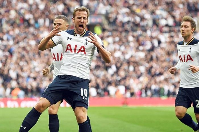 Striker Tottenham Hotspur, Harry Kane, meluapkan kegembiraan seusai mencetak gol ke gawang Chelsea dalam laga semifinal Piala FA di Stadion Wembley, London, (22/4/2017).