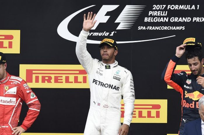 Pebalap Formula 1 asal Inggris, Lewis Hamilton, melambaikan tangan di atas podium setelah menjadi juara GP Belgia yang berlangsung di Sirkuit Spa-Francorchamps, Minggu (27/8/2017).