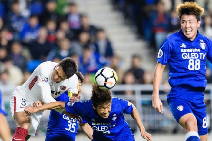 Bek Kashima Antlers, Gen Soji (3) di antara tiga pemain Suwon Samsung Bluewings pada semifinal kedua Liga Champions Asia 2018 di Suwon World Cup Stadium, 24 Oktober 2018. 