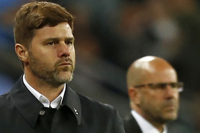 Ekspresi manajer Tottenham Hotspur, Mauricio Pochettino (kiri), saat memperhatikan para pemainnya di laga Grup H Liga Champions 2017-2018 menghadapi Borussia Dortmund di Stadion Wembley, London, Inggris, pada Rabu (13/9/2017).