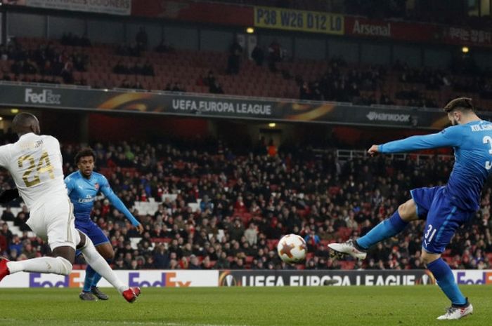 Bek kiri Arsenal, Sead Kolasinac (kanan), mencetak gol ke gawang Oestersunds FK dalam laga leg kedua babak 32 besar Liga Europa di Stadion Emirates, London, Inggris, pada 22 Februari 2018.