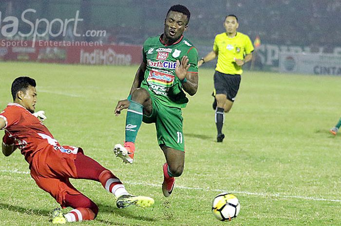 Kiper Persib Bandung, Muhammad Natshir, menghalau bola sepakan striker PSMS Medan, Wilfreid Yessoh, dalam laga liga 1 2018 di Stadion Teladan, Medan, pada Selasa (5/6/2018).