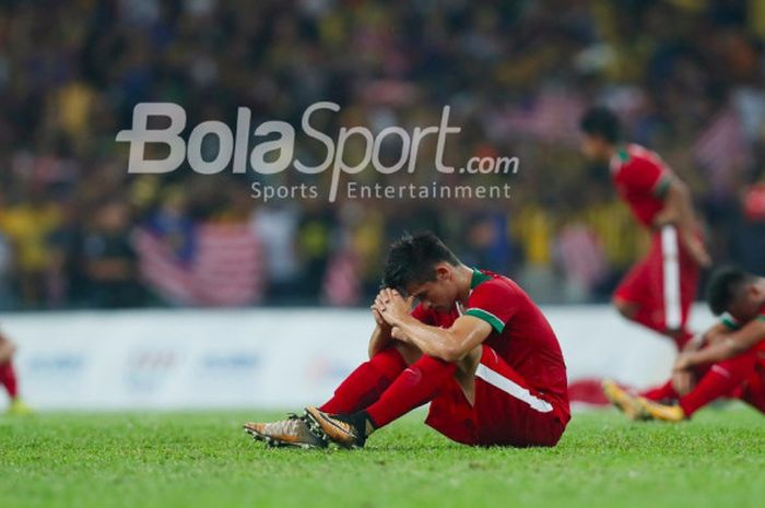 Para pemain timnas Indonesia tertunduk seusai kalah dari Malaysia pada semifinal SEA Games 2017, Sabtu (26/8/2017). 