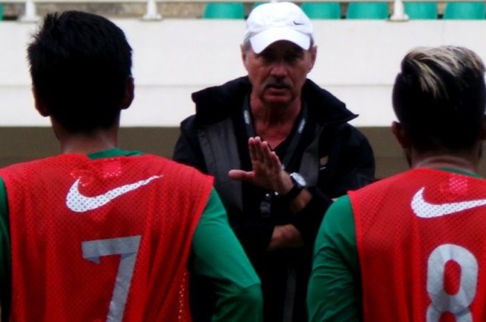 Pelatih tim nasional Indonesia, Alfred Riedl, memberikan perjelasan kepada pemainnya dalam seleksi timnas tahap kedua yang digelar di Stadion Pakansari, Cibinong, Selasa (16/8/2016) sore. 