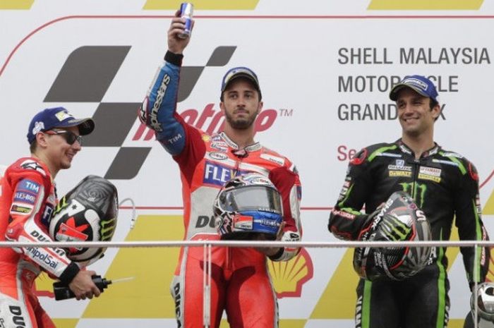 Jorge Lorenzo, Andrea Dovizioso, dan Johann Zarco saat perayaan podium MotoGP Malaysia 2017.