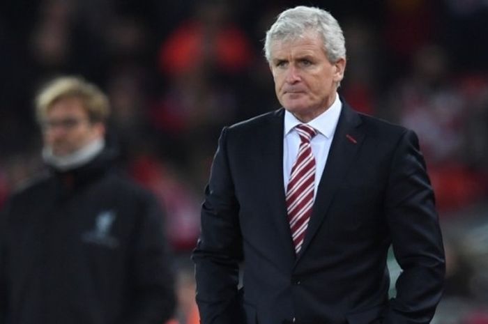 Manajer Stoke City, Mark Hughes (kanan), mengamati jalannya laga Premier League di kandang Liverpool FC, Stadion Anfield, 27 Desember 2016.