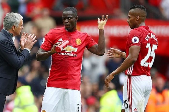 Pelatih Manchester United, Jose Mourinho (kiri), memberikan instruksi kepada Eric Bailly dan Antonio Valencia dalam laga Premier League kontra Leicester City di Old Trafford, Manchester, 24 September 2016.