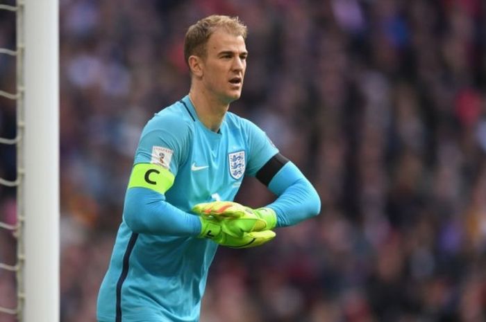 Kiper Inggris, Joe Hart, beraksi dalam laga Grup F Kualifikasi Piala Dunia 2018 zona Eropa kontra Lituania di Stadion Wembley, London, Inggris, pada 26 Maret 2017. 