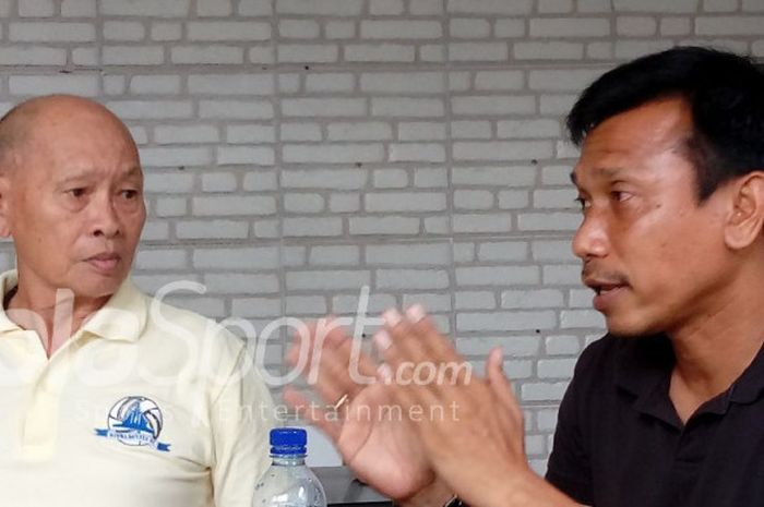 Pelatih Bali United, Widodo Cahyono Putra (kanan) mengobrol santai dengan legenda kiper timnas asal Makasar, Harry Tjong di Mataram, NTB saat keduanya bertemu memperkuat tim Mitra Devata Legend, Jumat (24/11/2017).