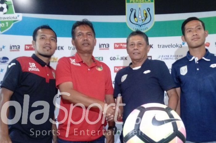 Asisten pelatih Mitra Kukar, Sukardi berjabat tangan dengan pelatih Persela Lamongan, Herry Kiswanto pada sesi jumpa dengan media, Minggu (20/8/2017) di sekretariat Persela Lamongan.