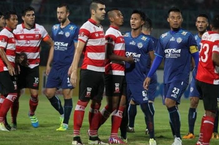 Bek Arema asal Makedonia, Goran Gancev (empat dari kiri) saat menjaga para pemain Madura United di Stadion Gelora Bangkalan, Jumat (6/5/2016) malam. 