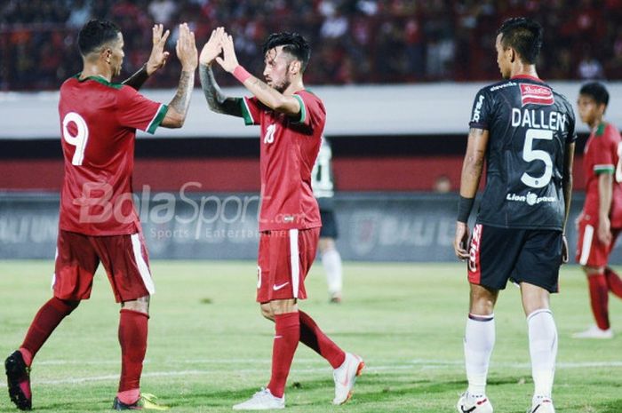 Gelandang timnas U-23 Indonesia, Stefano Lilipaly (tengah), merayakan gol ke gawang Bali United dalam laga uji coba di Stadion Kapten I Wayan Dipta, Gianyar, Selasa (31/7/2018).