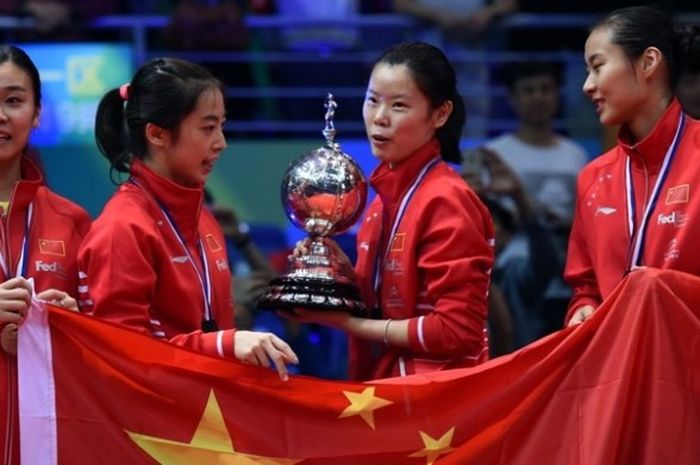  Pebulu tangkis China, (kiri ke kanan) Tang Jinhua, Wang Shixian, Li Xuerui, dan Wang Yihan, berpose dengan trofi juara Piala Uber di atas podium Kunshan Sports Center, Sabtu (20/5/2016). China menang 3-1 atas Korea Selatan.  