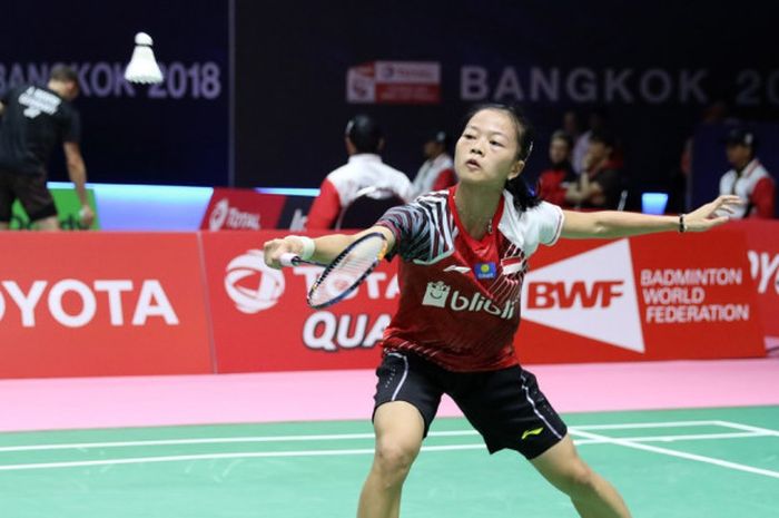 Pebulu tangkis tunggal putri Indonesia, Fitriani, mengembalikan kok dari wakil China, Chen Yufei, pada laga partai pertama pertandingan penyisihan Grup D Piala Uber di Impact Arena, Bangkok, Thailand, Rabu (23/5/2018).