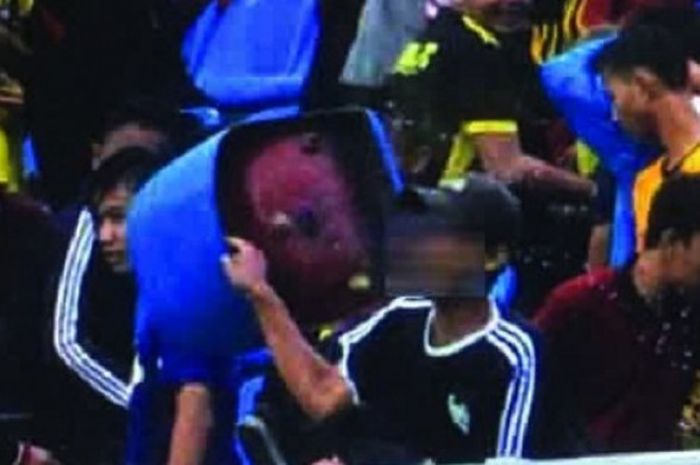Seorang oknum suporter tuan rumaH melemparkann kursi stadion saat pertandingan Sriwijaya FC Vs Arema FC, Sabtu (21/7/2018)