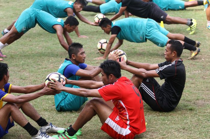 Sesi latihan Persegres Gresik United di Stadion Gelora Samudra, Kabupaten Gresik pada 21 April 2018. 