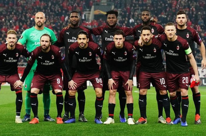 Para pemain AC Milan berpose sebelum menghadapi Olympiacos FC dalam laga Grup F Liga Europa di Stadion Georgios Karaiskakis, Piraeus pada 13 Desember 2018.