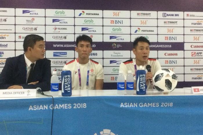 Pelatih timnas U-23 Hong Kong, Kar Lok Kenneth Kwok, dalam jumpa pers selepas pertandingan melawan Palestina pada lanjutan Grup A cabang sepak bola Asian Games 2018 di Stadion Patriot, Bekasi, Jawa Barat, Jumat (17/8/2018). 