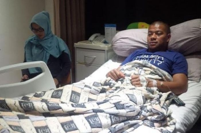 Penyerang Persib, Tantan yang mendapatkan perawatan di Rumah Sakit (RS) Borromeus, Jalan Ir H Djuanda, Kota Bandung, Minggu (18/2/2016).
