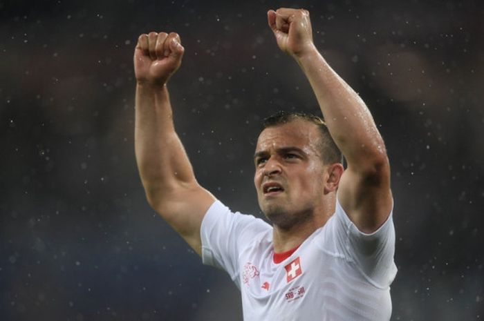 Pemain Swiss, Xherdan Shaqiri, melakukan selebrasi setelah mencetak gol penentu kemenangan timnya atas Serbia pada laga penyisihan Grup E Piala Dunia 2018, Jumat (22/6/2018).