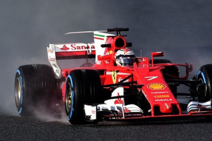 Pebalap Ferrari asal Finlandia, Kimi Raikkonen, memacu mobilnya di Circuit de Barcelona-Catalunya, Spanyol, pada hari keempat tes pramusim pertama Formula 1 2017, Kamis (2/3/2017).