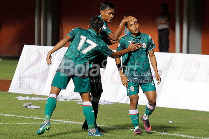 Pemain PSS Sleman merayakan gol yang dicetak Thaufan Hidayat (kanan) saat melawan PDRM FA dalam laga Coppa Sleman di Stadion Maguwoharjo, Sleman, Selasa (17/1/2018) malam.