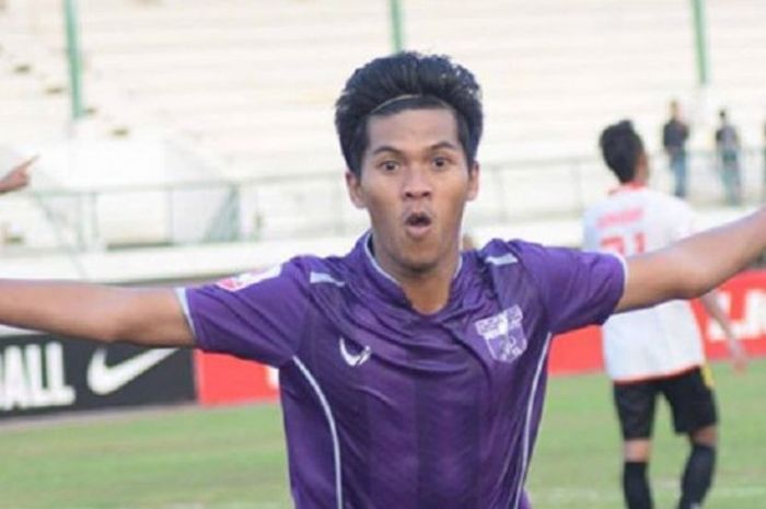 Selebrasi striker Persita Tangerang, Aldi Al Achya seusai membobol gawang Persibat Batang pada pekan kesembilan Liga 2 2018 di Stadion Singaperbangsa, Karawang, 17 Juli 2018.  