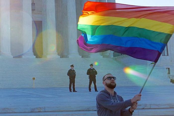 Salah seorang penggemar sedang mengibarkan bendera LGBT.