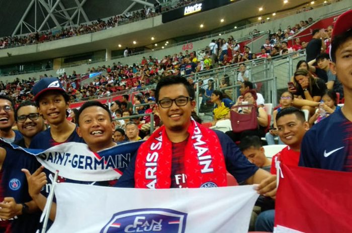 Para pendukung PSG dari Indonesia yang datang ke National Stadium, Singapura.