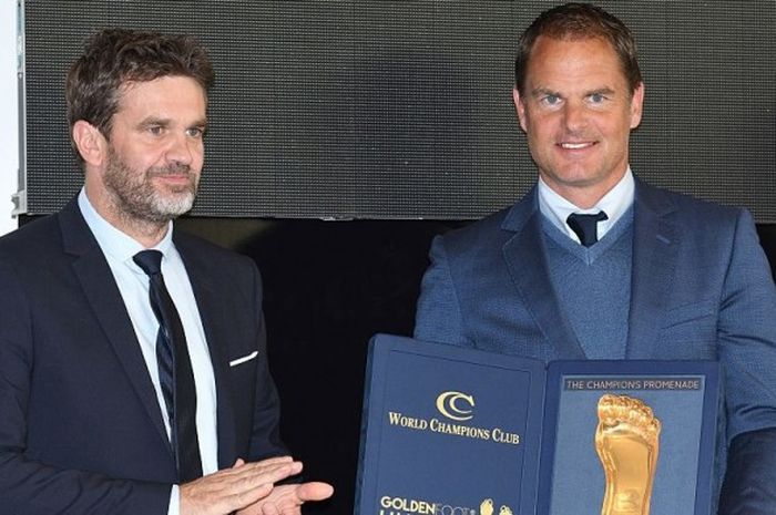 Pelatih Inter Milan, Frank de Boer (kanan), berpose saat menerima penghargaan Golden Foot Award dari jurnalis Prancis, Herve Matou, dalam acara di Monako, 11 Oktober 2016.