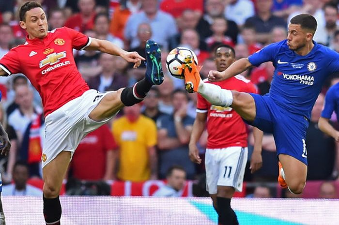 Gelandang Manchester United, Nemanja Matic (kiri), berduel berebut bola dengan penyerang Chelsea, Eden Hazard, dalam laga final Piala FA 2017-2018 di Stadion Wembley, London, Inggris, pada Sabtu (19/5/2018).