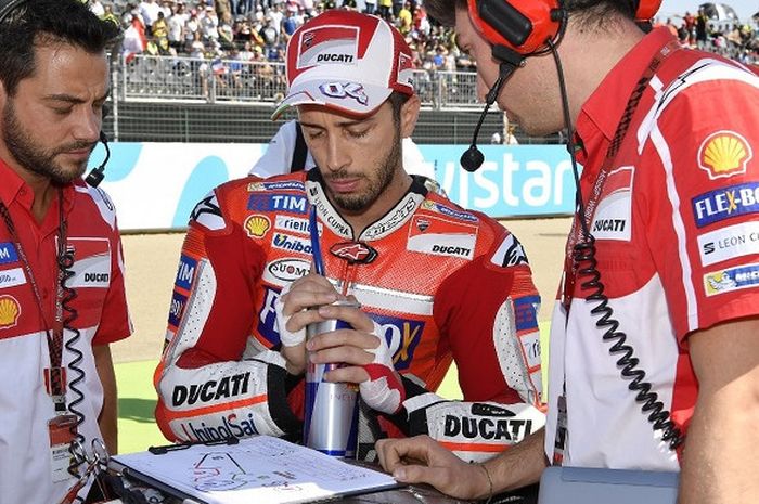 Andrea Dovizioso sedang mendengarkan arahan kru jelang balapan MotoGP Aragon, Minggu (24/9/2017).