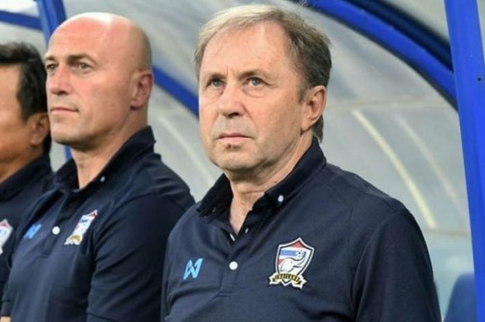 Pelatih timnas Thailand, Milovan Rajevac (kanan) saat mendampingi timnya yang dijamu Uzbekistan pada uji coba internasional di Stadion Bunyodkor di Almaty, Selasa (6/6/2017). 