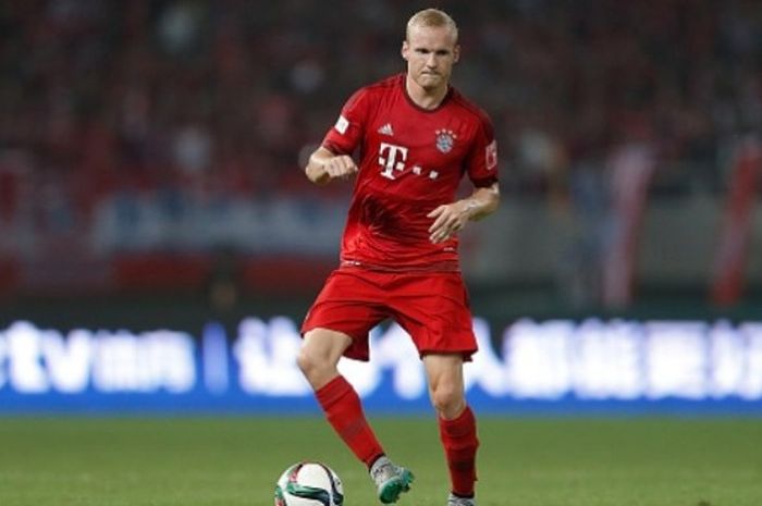 Sebastian Rode, membela Bayern Muenchen dalam laga uji coba melawan Internazionale di Shanghai Stadium pada 21 Juli 2015.