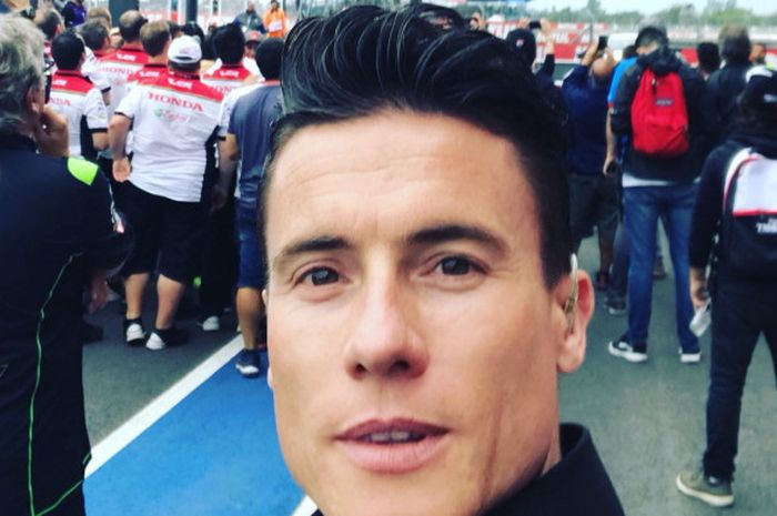 Mantan pebalap MotoGP, James Toseland, berswafoto didepan podium sirkuit Termas de Rio Hondo, Argentina, Senin (9/4/2018) dini hari WIB