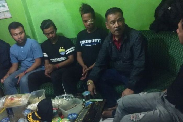 Manajer Persib Bandung, Umuh Muchtar (kedua dari kanan) bersama empat bobotoh berbicara dengan Kasatreskrim Polres Bandung, AKP Niko N. Adiputra pada Minggu (28/8/2016).