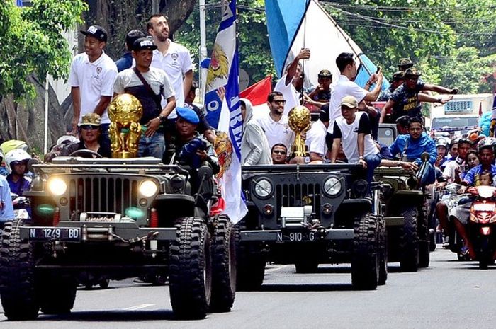 Pemain Arema Cronus dan Aremania meramaikan acara konvoi keliling kota Malang, Selasa (5/4/2016), untuk merayakan gelar juara Piala Bhayangkara 2016.